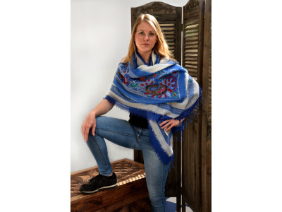 Wollen sjaal of stola, bohemian, blauw en offwhite, met franjes op alle laagjes rondom