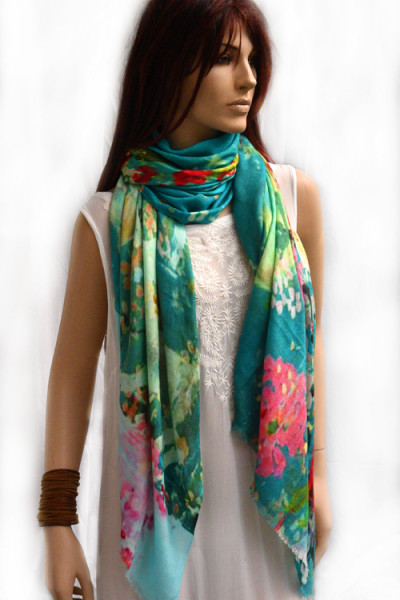Turquoise wollen sjaal met veelkleurige bloemen en dieren
