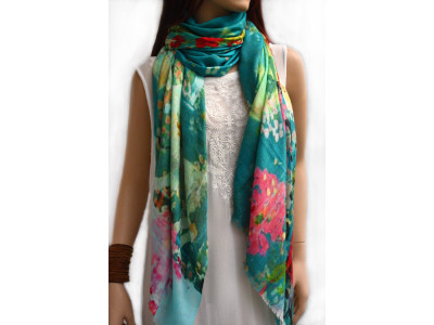 Turquoise wollen sjaal met veelkleurige bloemen en dieren