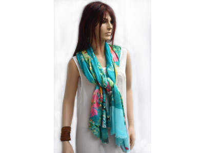 Turquoise wollen sjaal met veelkleurige bloemen en dieren