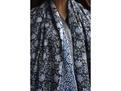 Katoenen sjaal of pareo met originele blockprint, blauw, wit, grijs