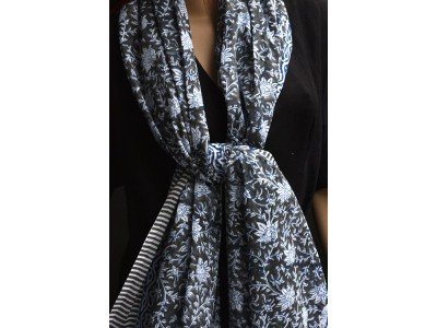 Katoenen sjaal of pareo met originele blockprint, blauw, wit, grijs