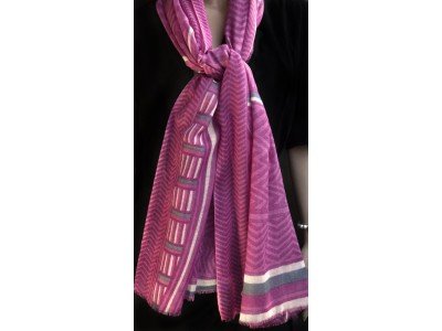 Wollen sjaal of stola, violet, geometrische motieven