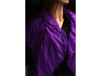 Paarse chiffon zijden sjaal met lint door het midden